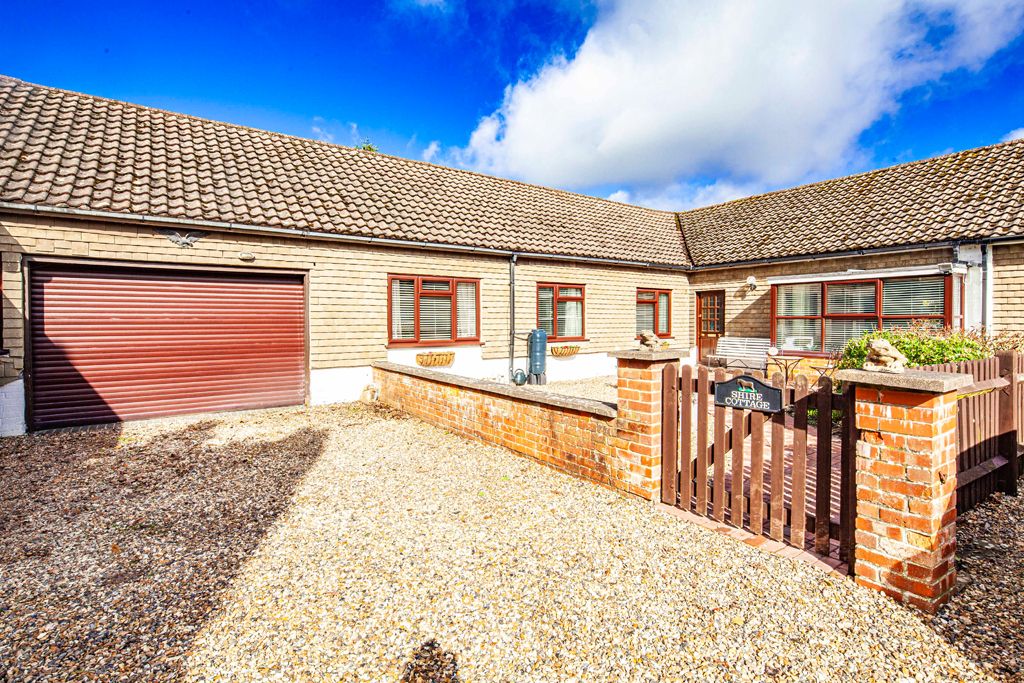 3 bed bungalow for sale in Shire Cottage, Crays Pond RG8 Zoopla