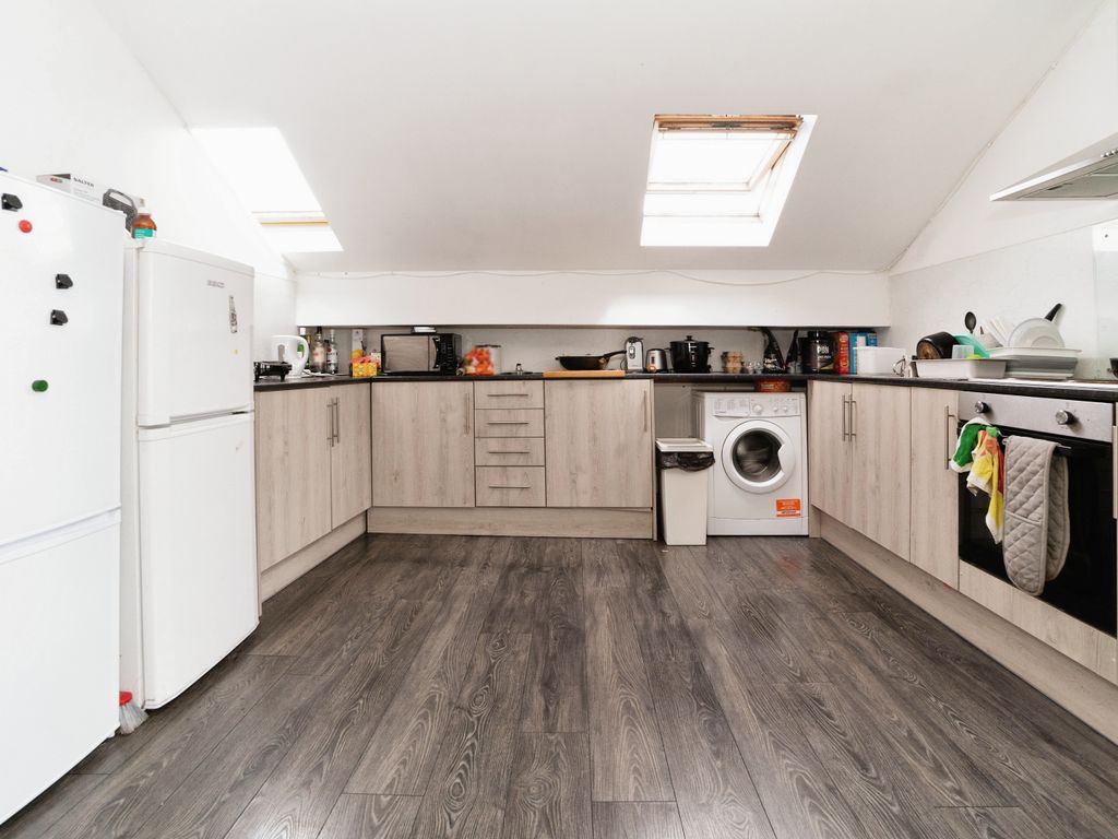 2 bed flat to rent in Hoe Street, Walthamstow, London E17, £1,700 pcm