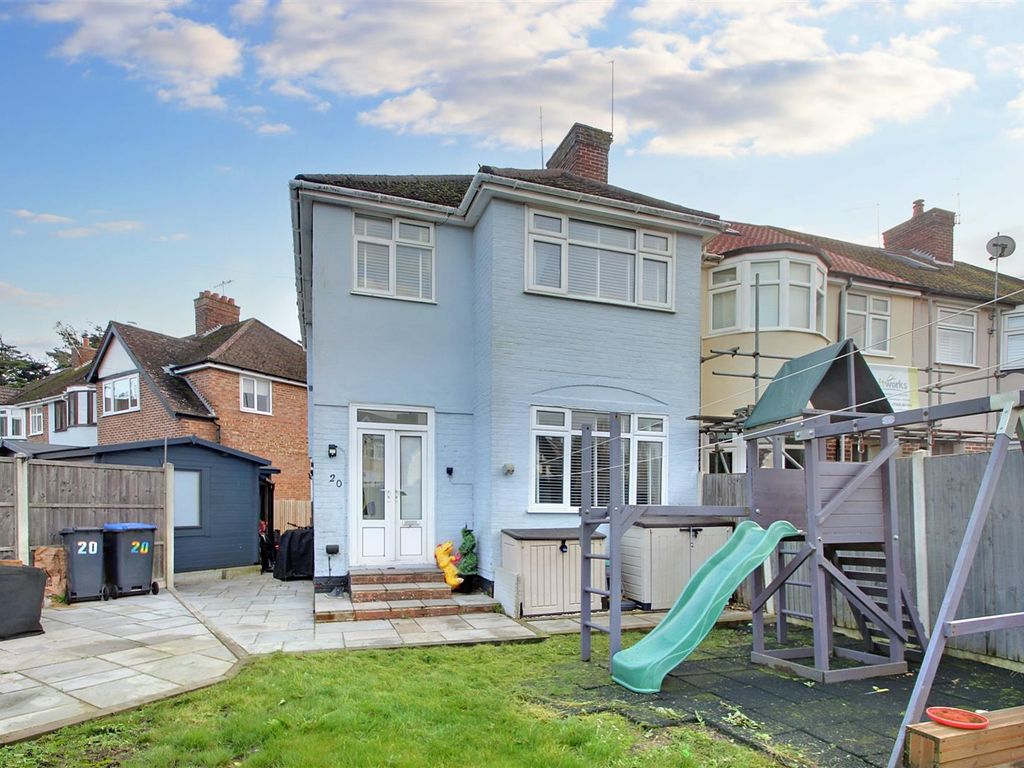 3 bed property for sale in Mansfield Close, Worthing BN11, £400,000
