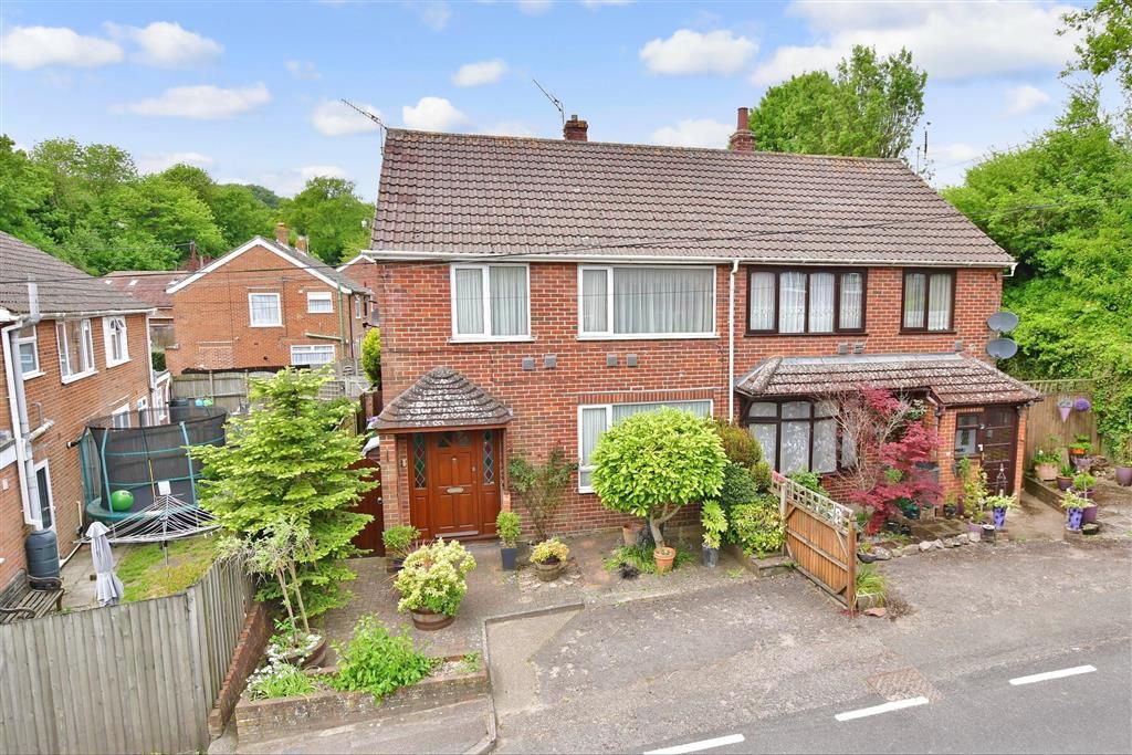 3 bed semidetached house for sale in Craythorne Close, Hythe, Kent