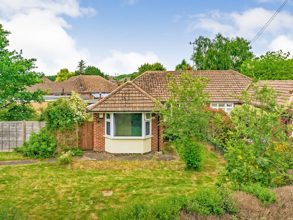 2 bed semidetached bungalow for sale in Cheyne Walk, Horley RH6 Zoopla