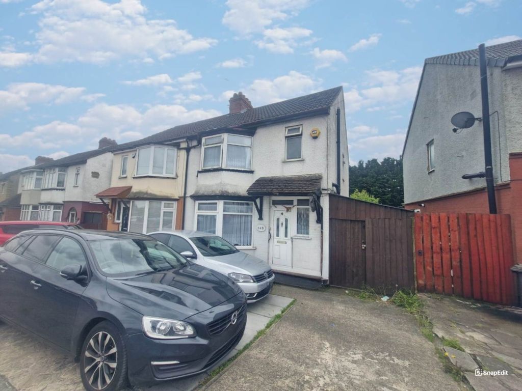 3 bed semidetached house for sale in Dunstable Road, Luton LU4, £