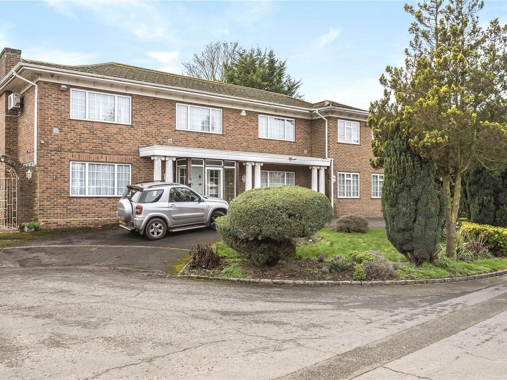 6 bed detached house for sale in Beaulieu Close, Datchet, Slough SL3