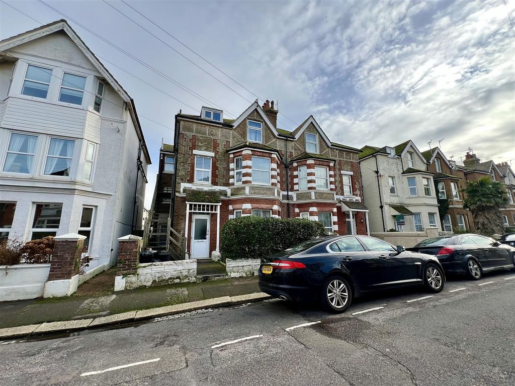 1 bed flat to rent in Linden Road, BexhillOnSea TN40, £850 pcm Zoopla