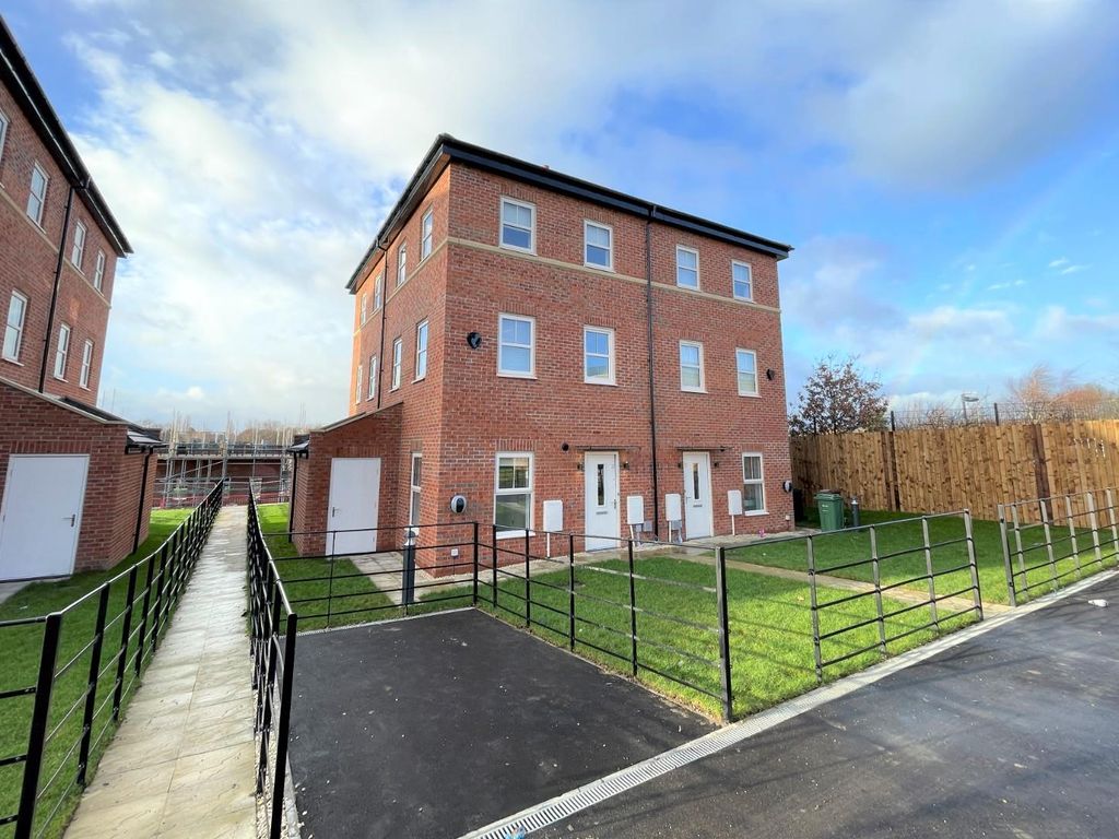 2 bed semidetached house to rent in Bolton Court, Leeds LS14, £1,050