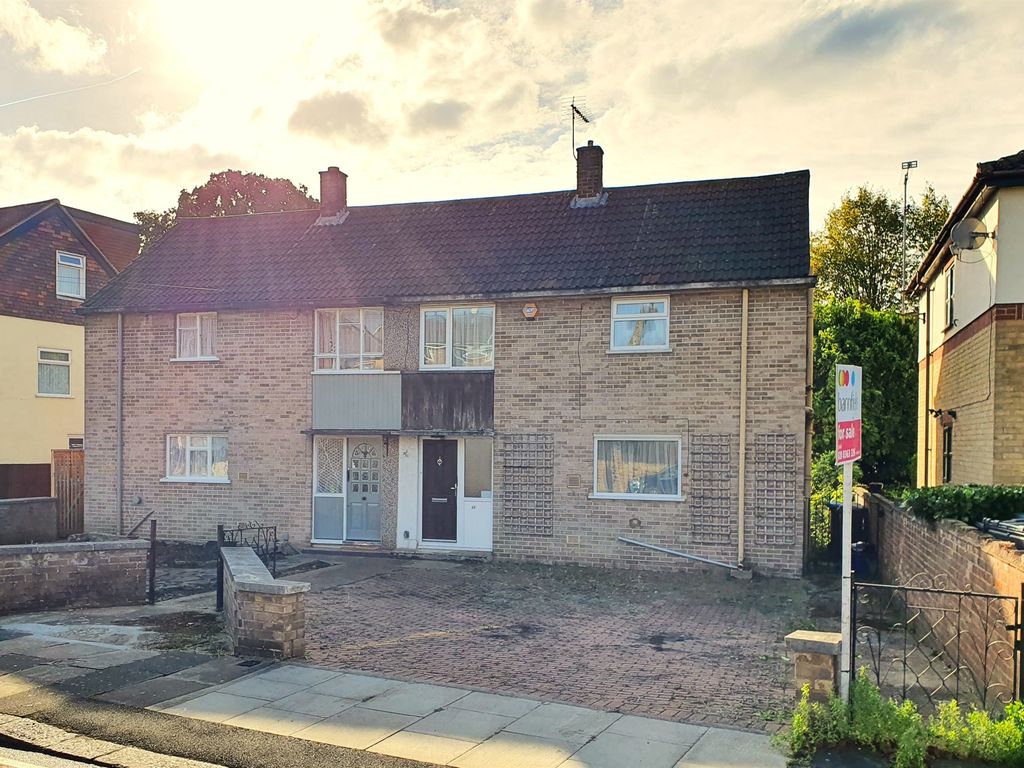 3 bed semidetached house for sale in Queens Road, Enfield EN1, £