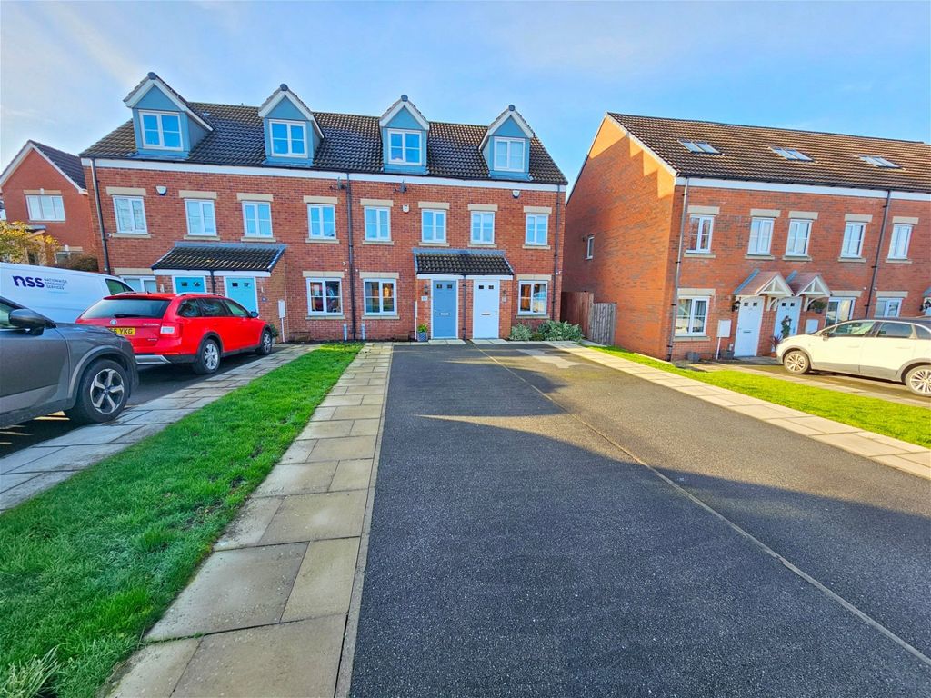 3 bed town house for sale in Ruston Drive, Royston, Barnsley S71, £