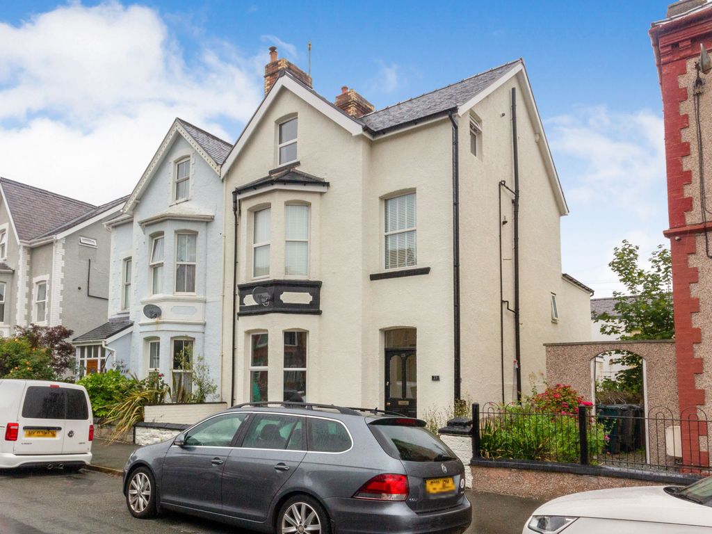 1 bed flat for sale in Caroline Road, Llandudno, Conwy LL30, £110,000