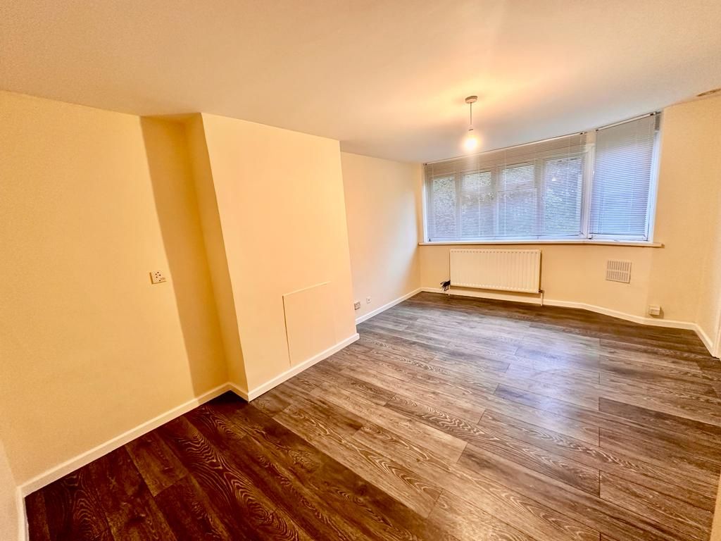 2 bed flat to rent in Meadway, EN5, £1,700 pcm Zoopla