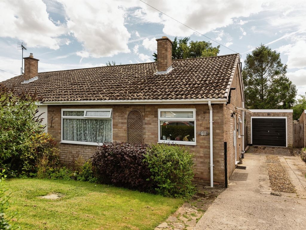 2 bed semidetached bungalow for sale in St. Peters Road, Oundle