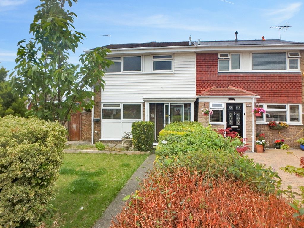 3 bed semidetached house to rent in The Drove Way, Istead Rise