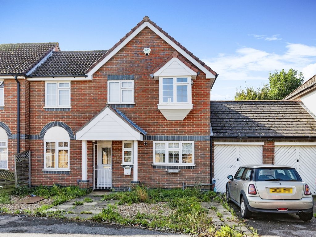 3 bed semidetached house for sale in Mitchell Close, Cippenham, Slough