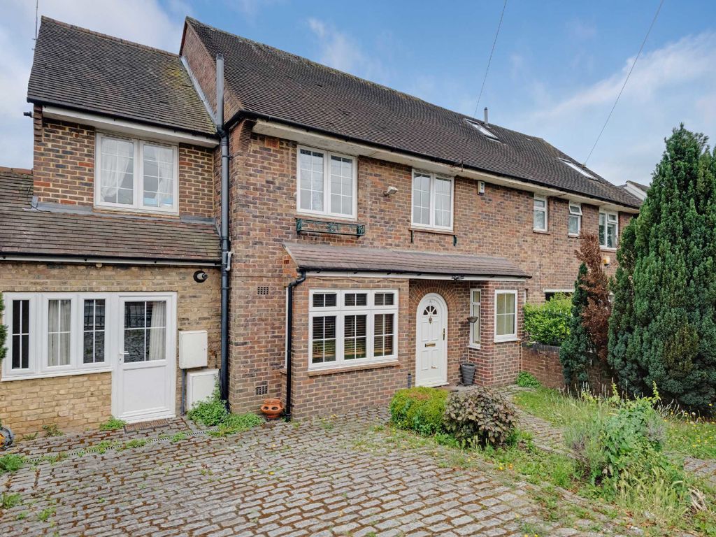 4 bed semidetached house for sale in Kingsgate Avenue, London N3, £
