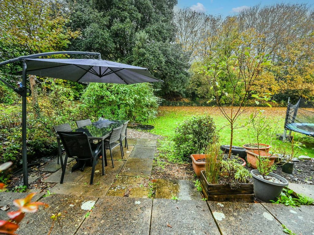 2 bed flat for sale in South House, Albury Road, Guildford GU1, £