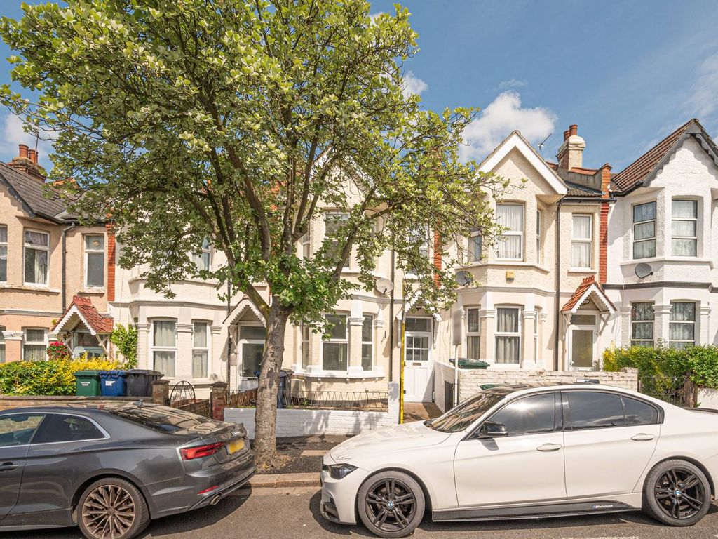 3 bed terraced house to rent in Montagu Road, Hendon, London NW4, £