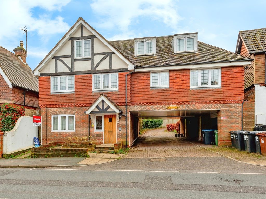 2 bed flat for sale in High Street, Nutfield, Redhill RH1, £270,000