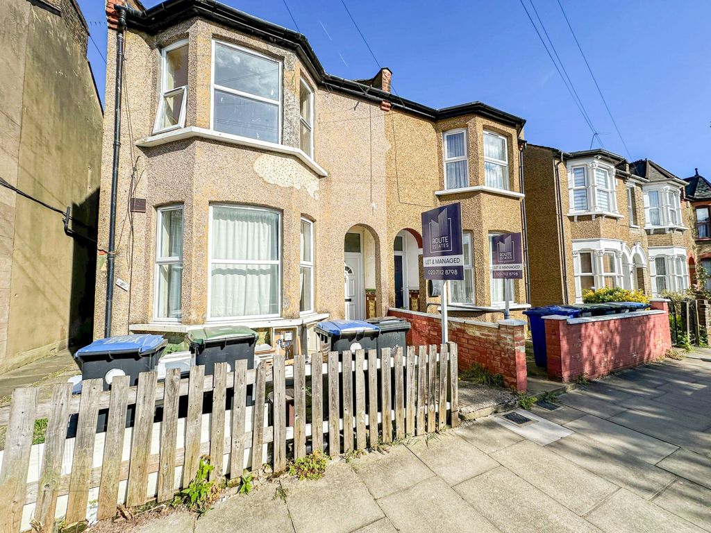3 bed flat to rent in Chesterfield Road, Enfield EN3, £1,750 pcm Zoopla