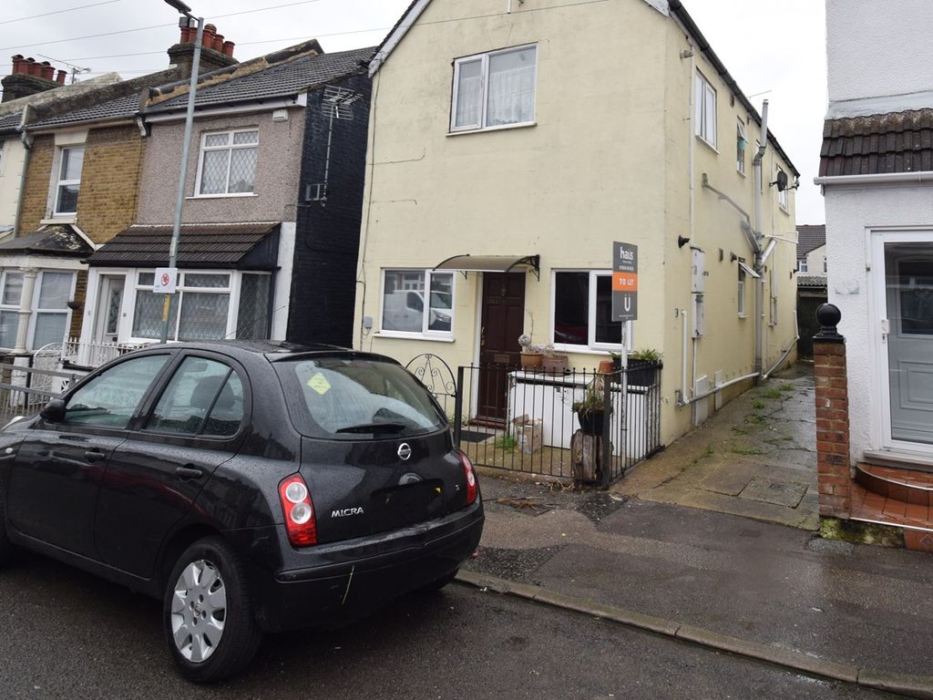 Studio to rent in Albany Road, Gillingham ME7, £700 pcm Zoopla