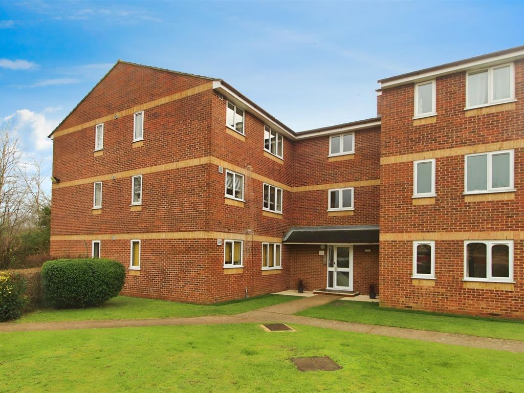 1 bed flat to rent in Lowestoft Drive, Burnham, Slough SL1, £995 pcm