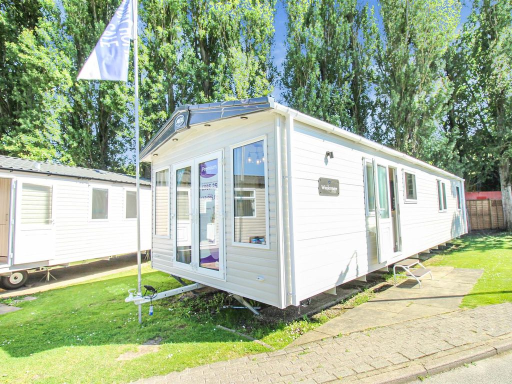 3 bed mobile/park home for sale in Clacton Road, Weeley, ClactonOnSea