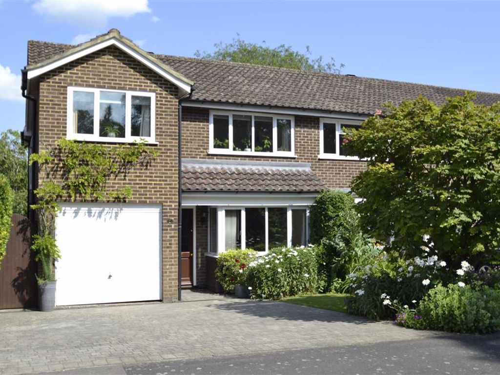 4 bed semidetached house for sale in Cedar Drive, Kingsclere