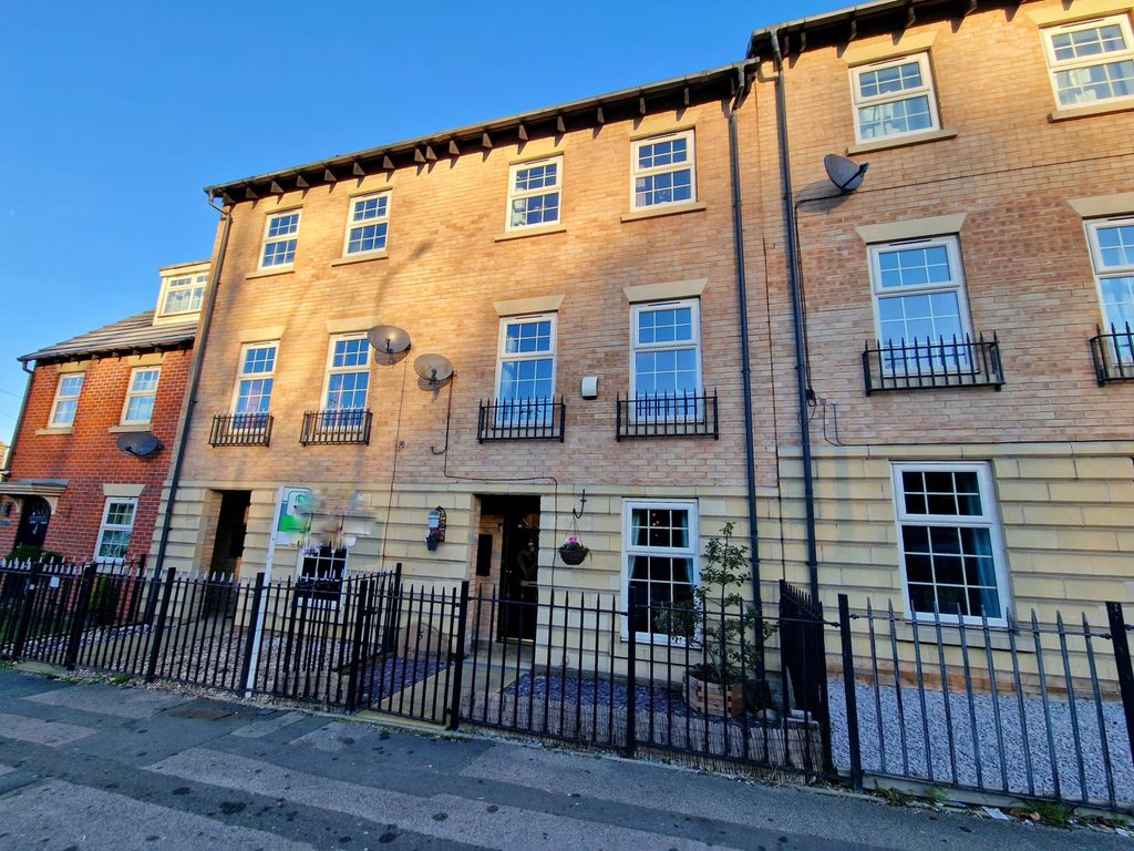 4 bed town house for sale in Heathfields, Barnsley S70 Zoopla