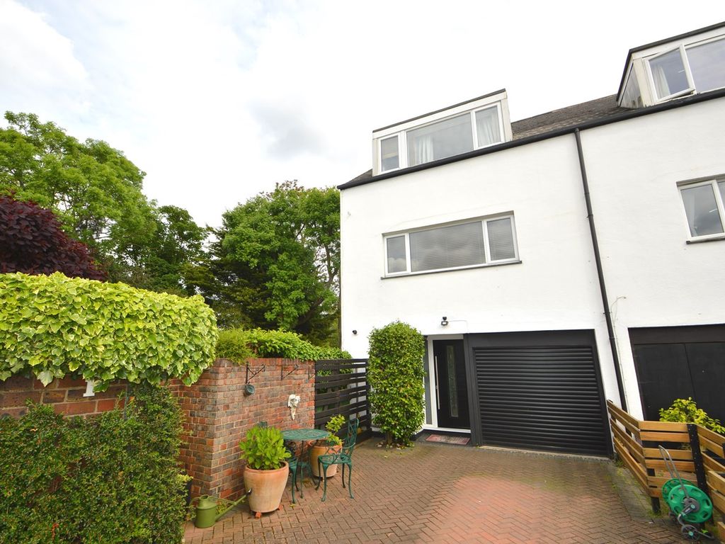 3 bed town house for sale in Lakeside, Weybridge KT13 Zoopla