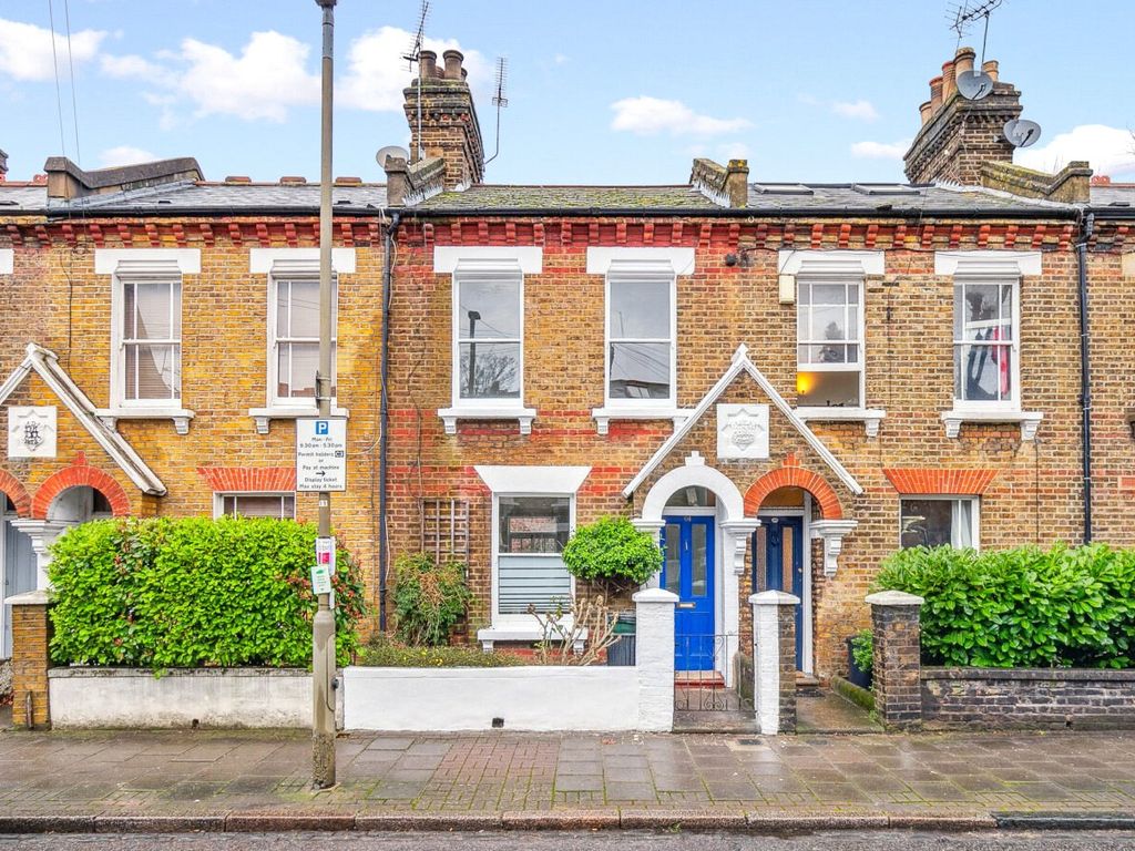 2 bed detached house to rent in Eversleigh Road, London SW11, £2,000