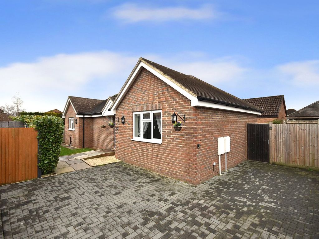 2 bed detached house for sale in Parkhurst Road, Horley RH6 Zoopla