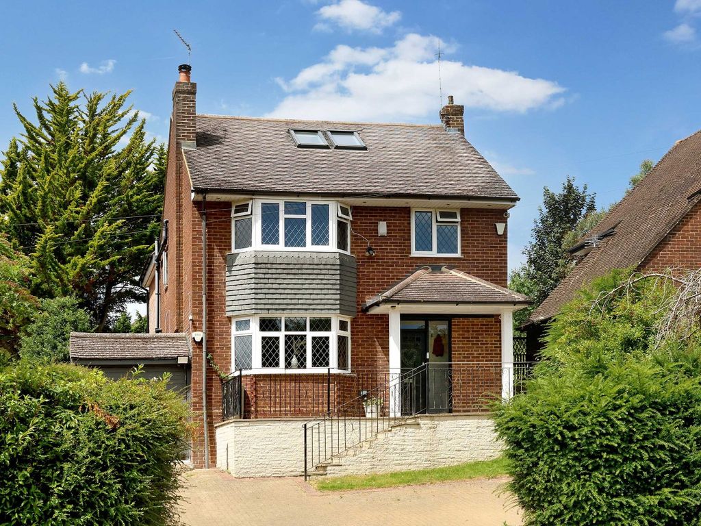 4 bed detached house for sale in Cherry Tree Road, Beaconsfield HP9, £