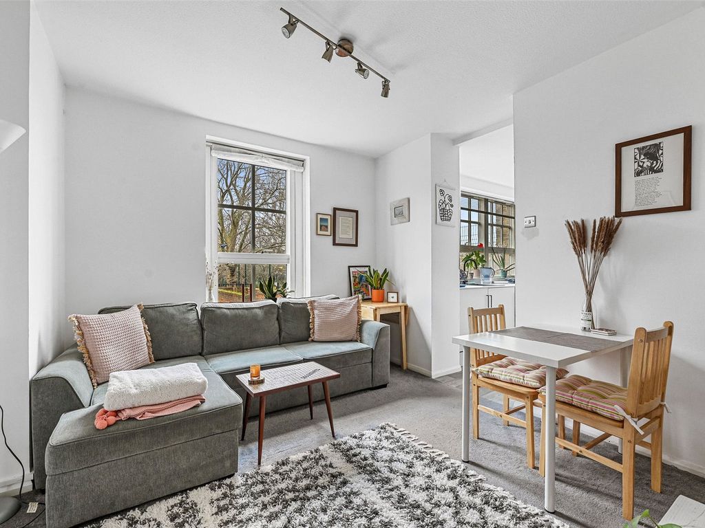 2 bed flat to rent in Wilmot Street, Bethnal Green, London E2, £2,500