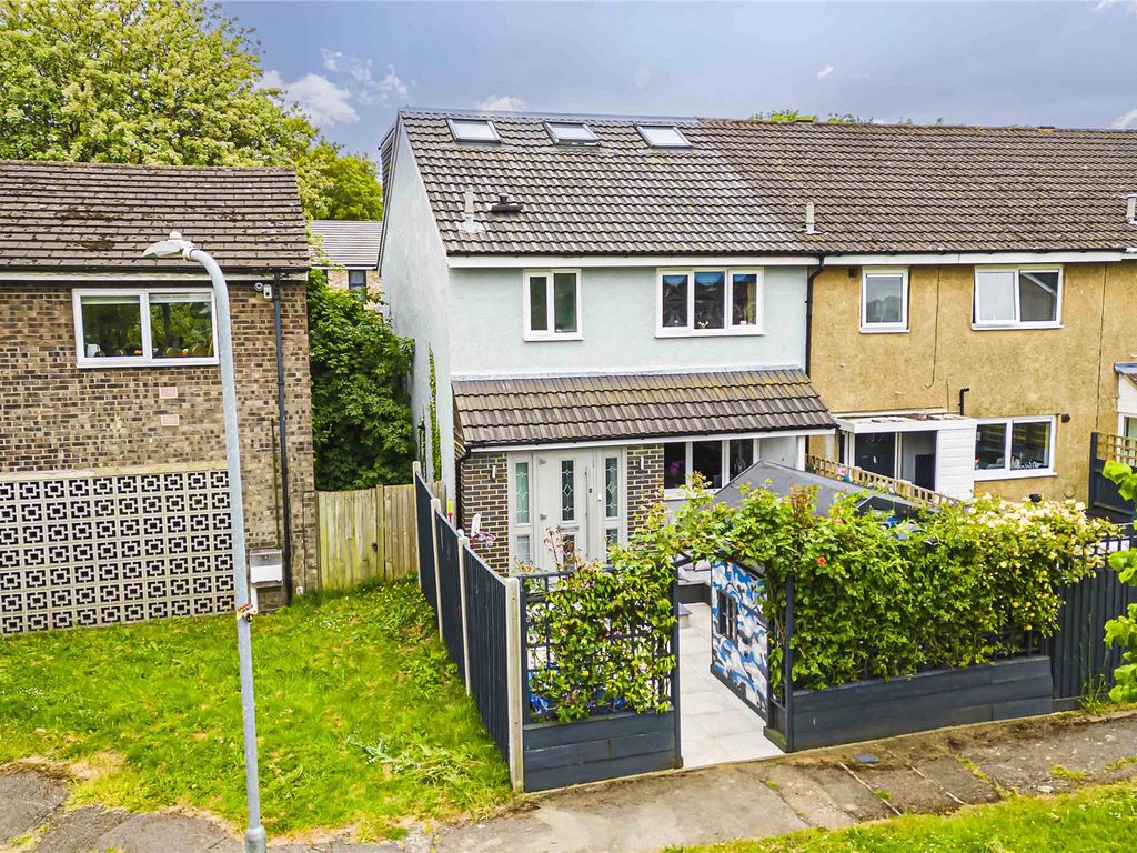 3 bed end terrace house for sale in Essex Mead, Grovehill, Hemel