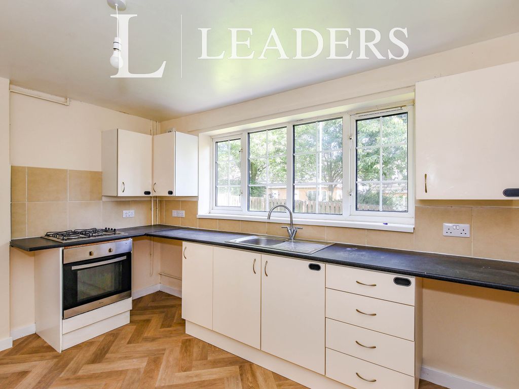 3 bed semidetached house to rent in Oakwood Place, Chesterton