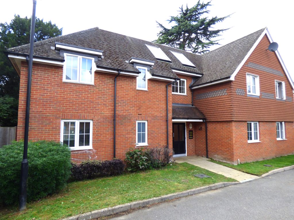 1 bed flat for sale in Kingfisher Close, Leatherhead KT22, £91,350 Zoopla