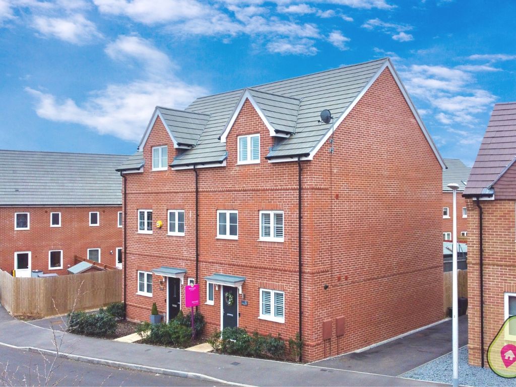 4 bed semidetached house for sale in Piggott Road, Shinfield, Reading