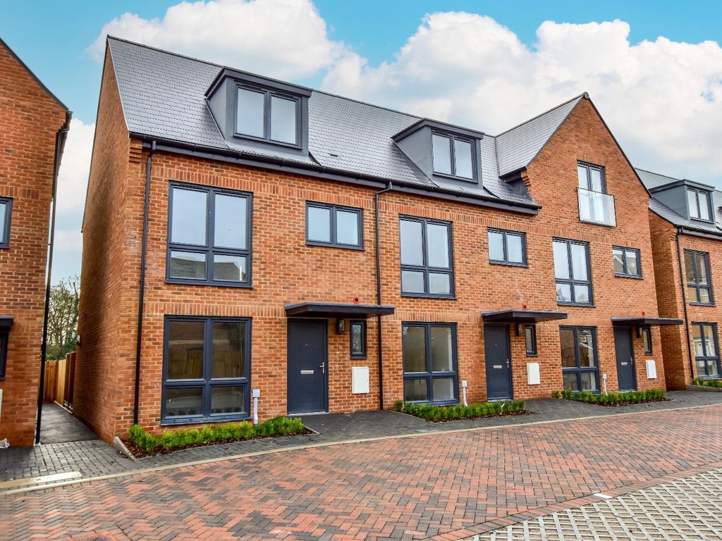 New home, 4 bed terraced house for sale in Finch Close, Watford
