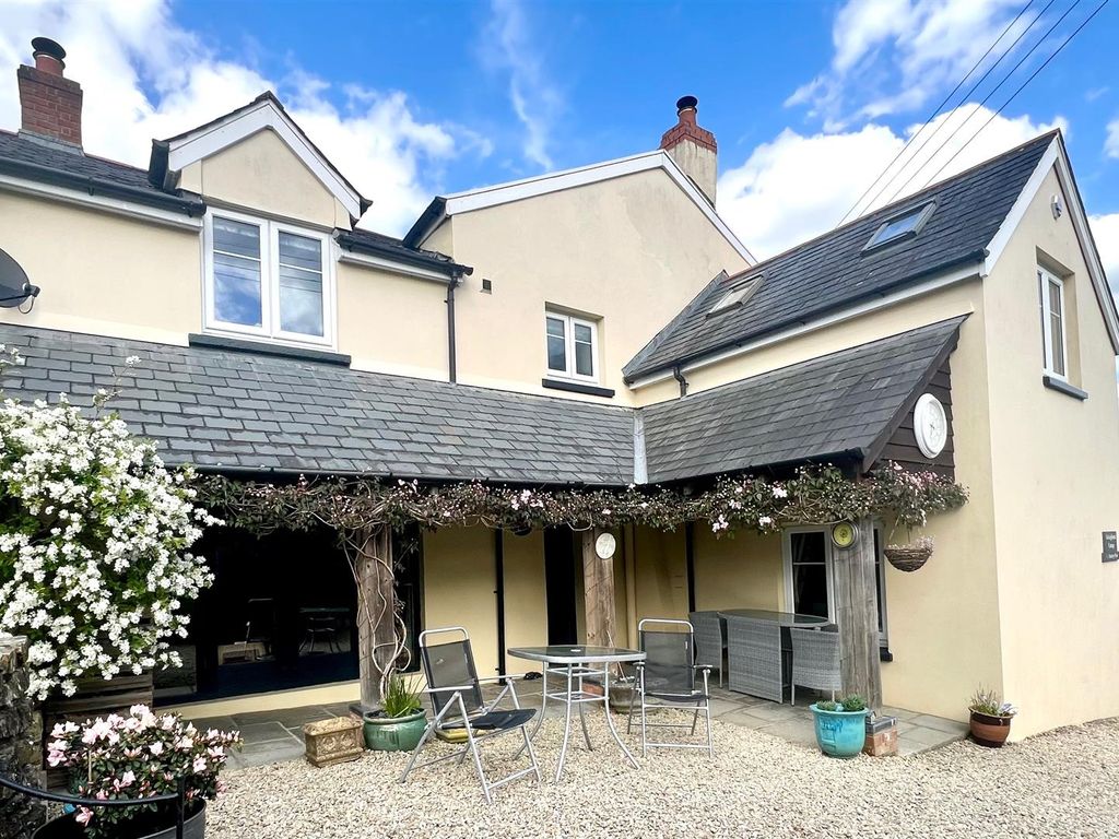 3 bed end terrace house for sale in Mole Bridge Lane, South Molton EX36