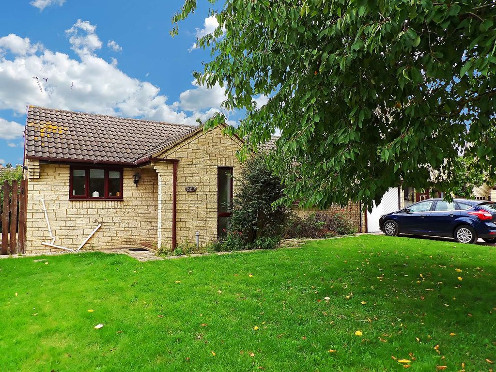 2 bed detached bungalow to rent in Thorney Leys, Witney, Oxfordshire