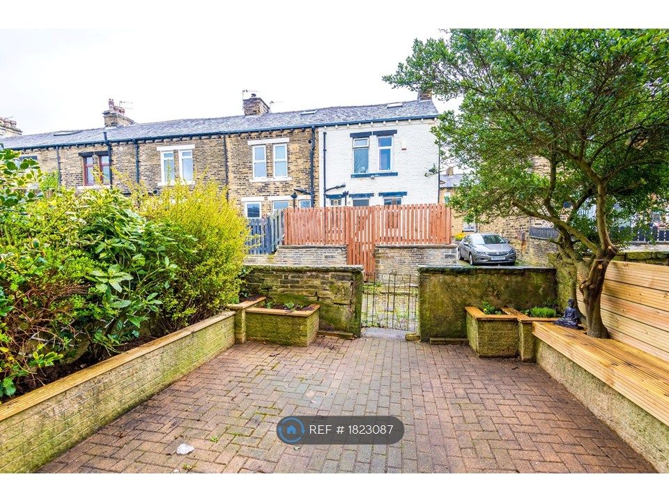 2 bed terraced house to rent in Woodside Road, Halifax HX3, £900 pcm