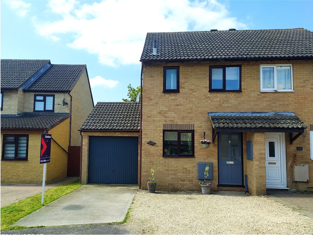 2 bed semidetached house for sale in Thorney Leys, Witney, Oxfordshire