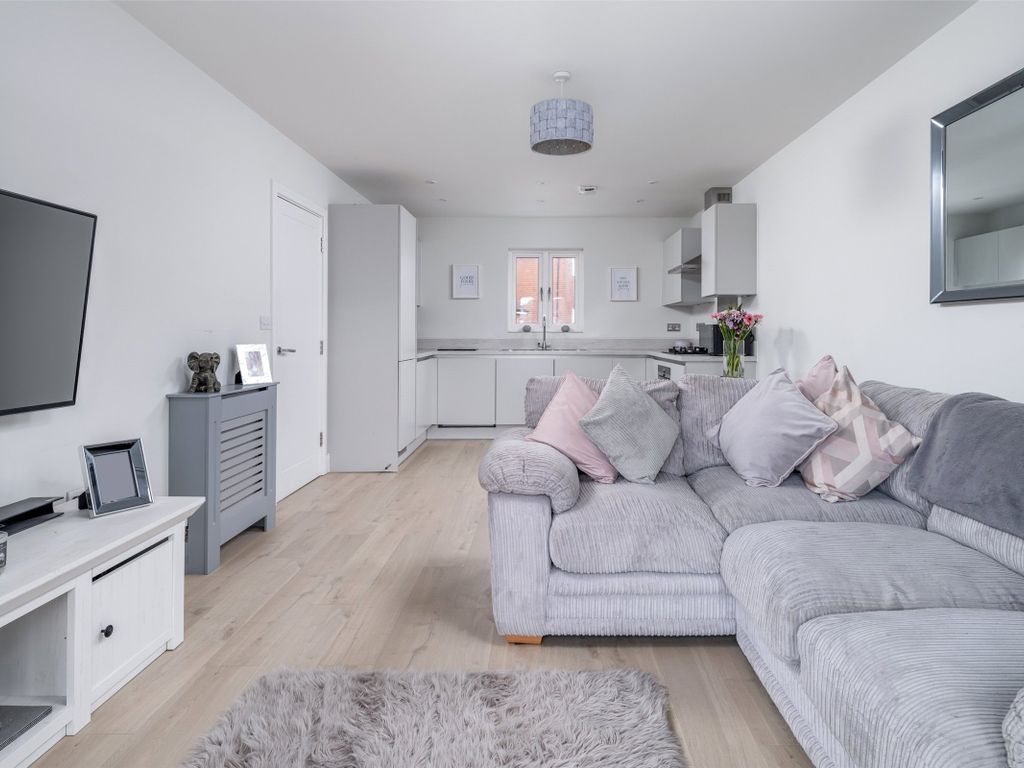 2 bed flat for sale in Brocklehurst Way, Horley RH6 Zoopla