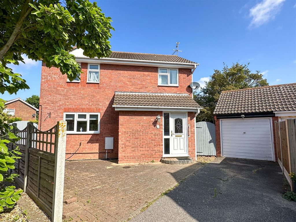 3 bed detached house for sale in Brockham Close, ClactonOnSea, Essex CO16, £315,000 Zoopla