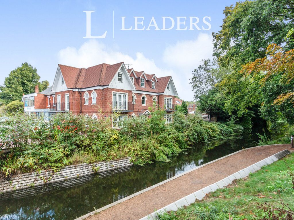 2 bed flat to rent in Bridge House, Chobham Road GU21, £1,550 pcm Zoopla