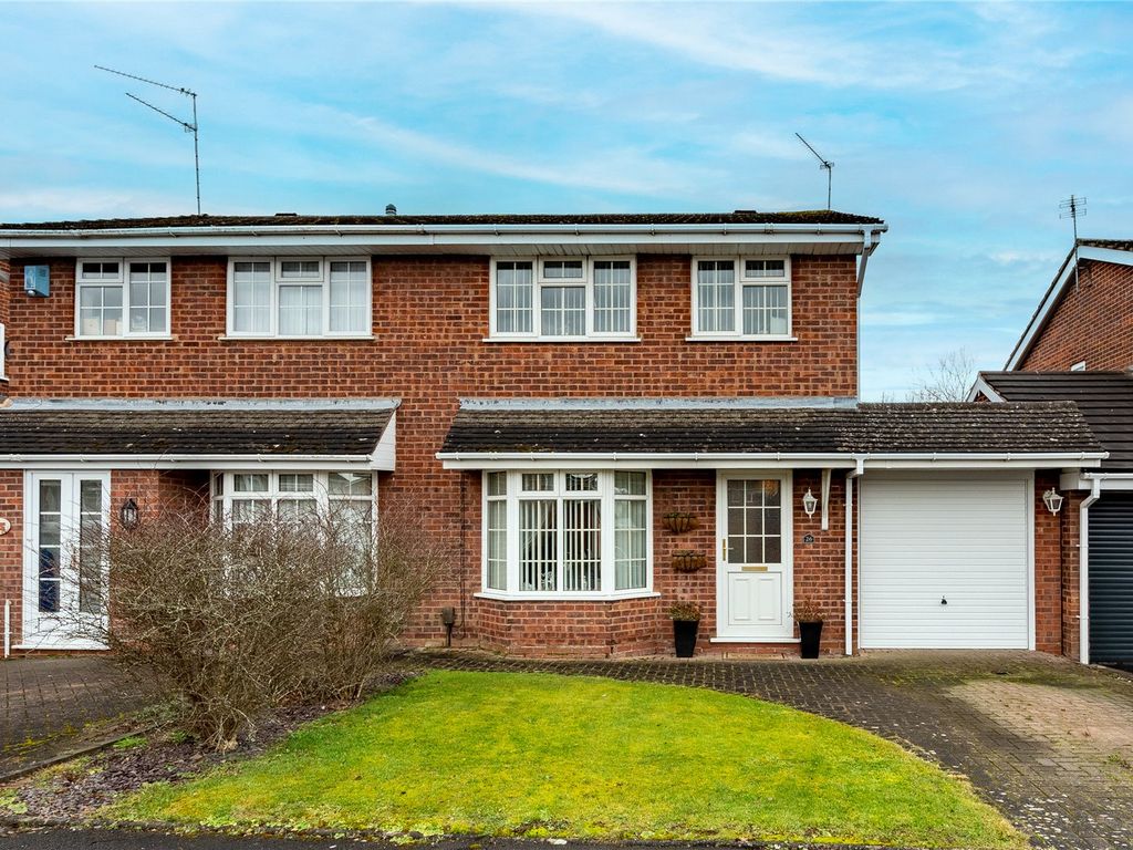 3 bed semidetached house for sale in Hollyberry Close Winyates Green