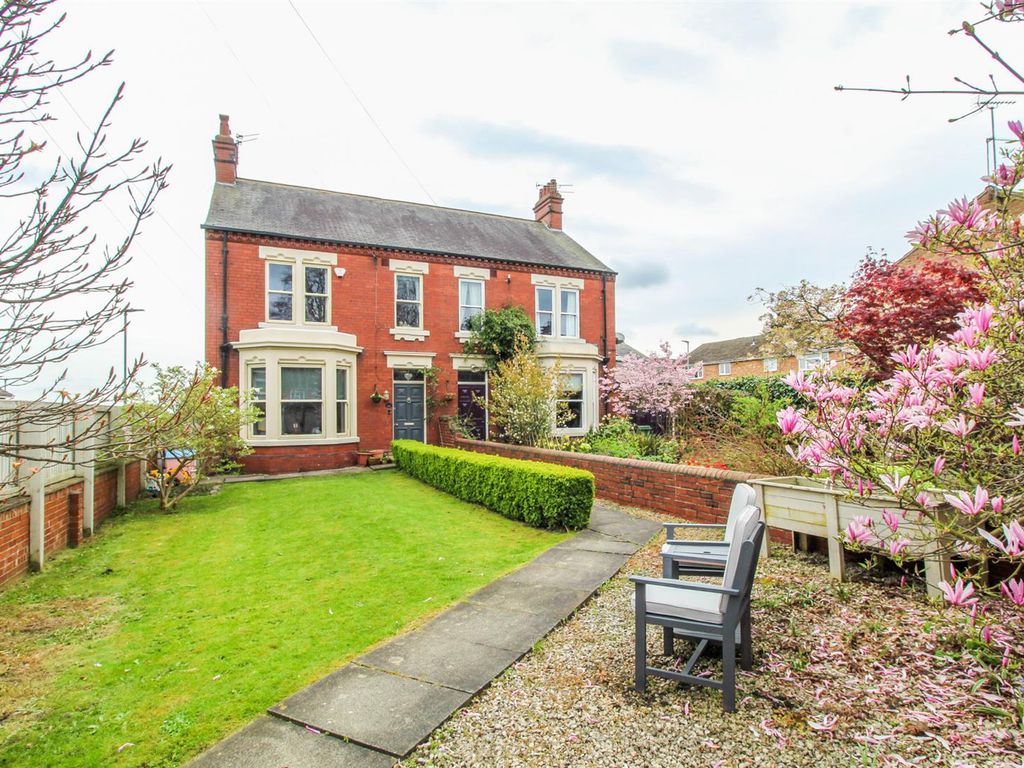 4 bed semidetached house for sale in Leeds Road, Wakefield WF1, £