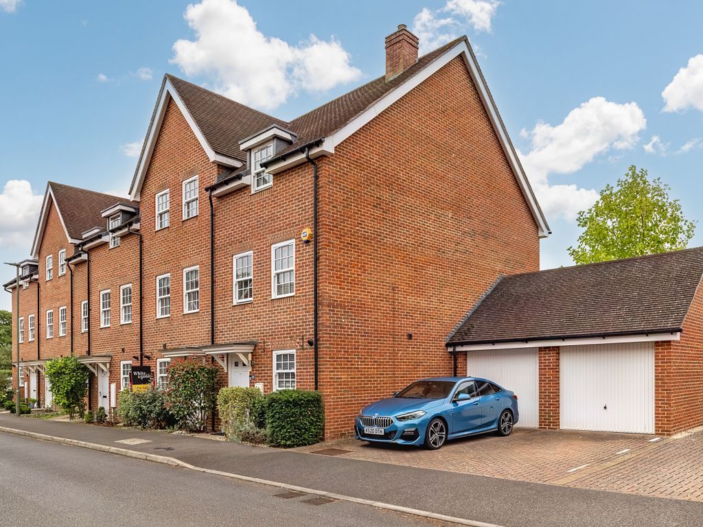 3 bed town house for sale in Whittaker Drive, Horley, Surrey RH6, £