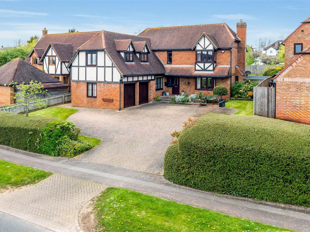 5 bed detached house for sale in Gregories Drive, Wavendon Gate, Milton
