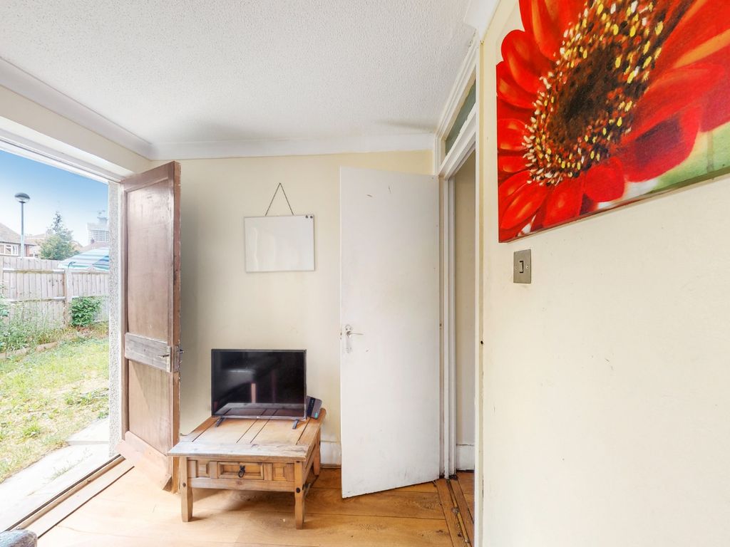 1 bed flat for sale in Beaconsfield Road, London, Greater London E16, £220,000 Zoopla