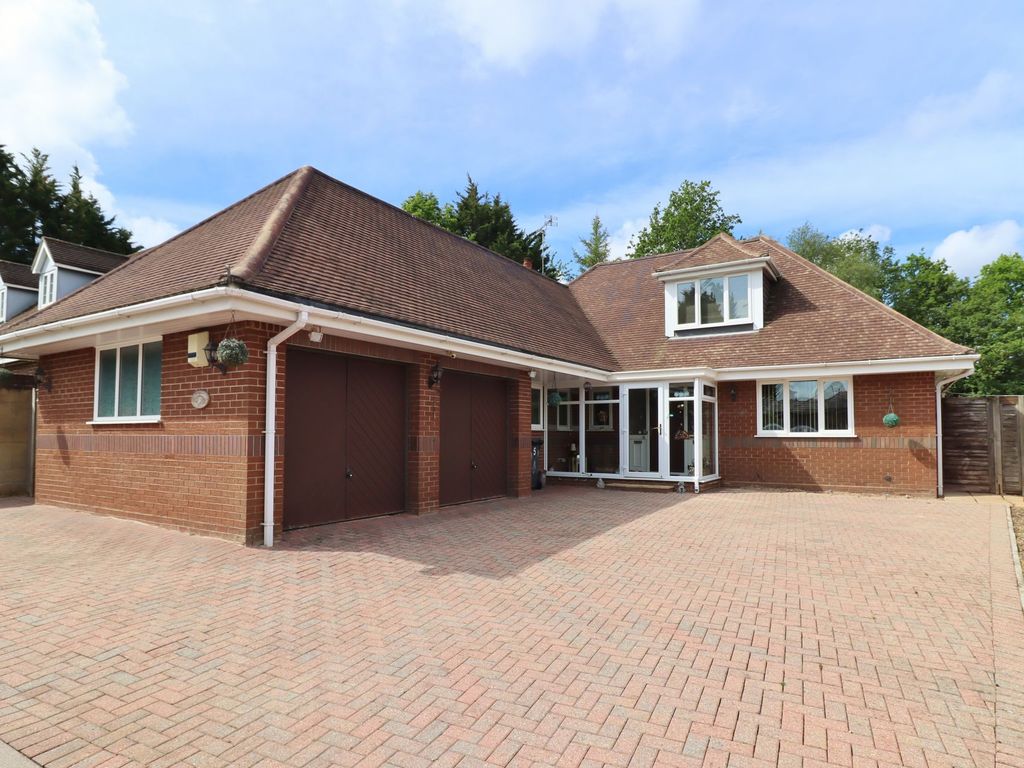 3 bed detached house for sale in The Drove, West End SO30, £475,000