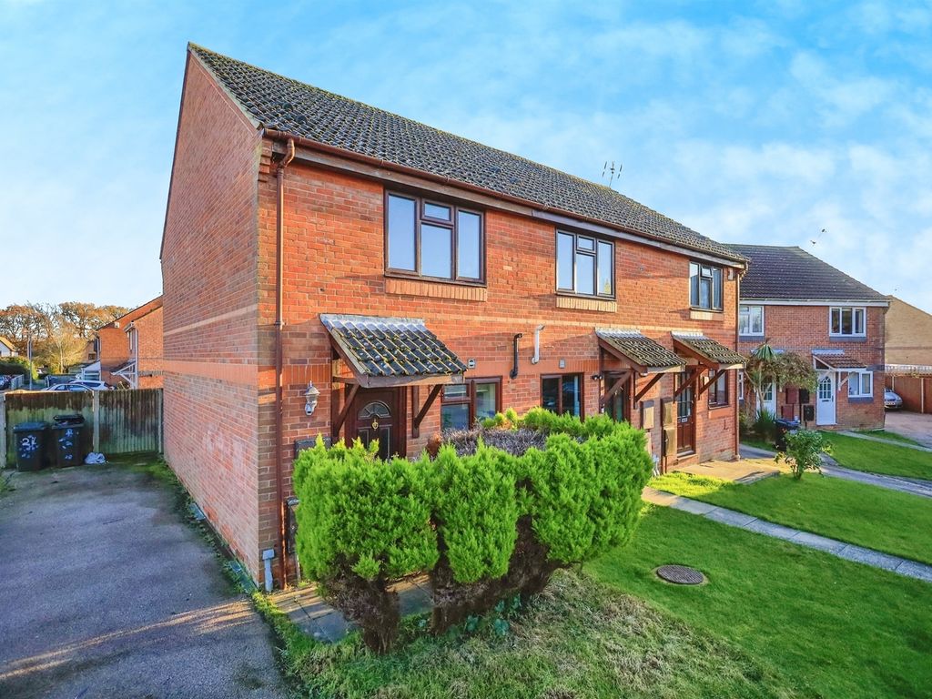 2 bed end terrace house for sale in Turnberry Drive, Hailsham BN27, £